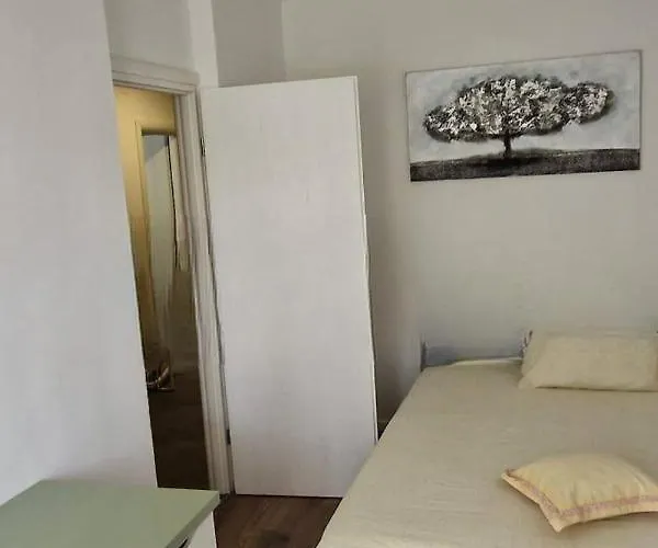 Two Bedroom Cosy Lägenhet *