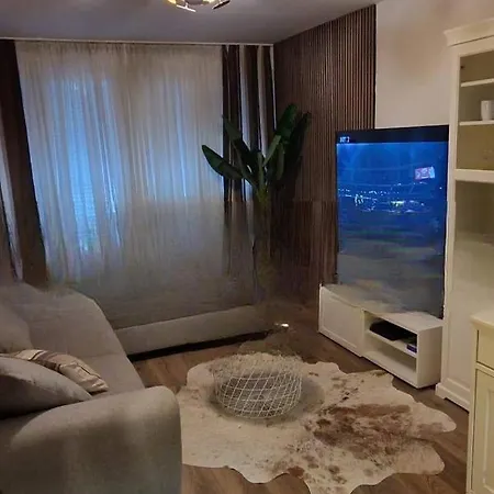 Two Bedroom Cosy Apartment *